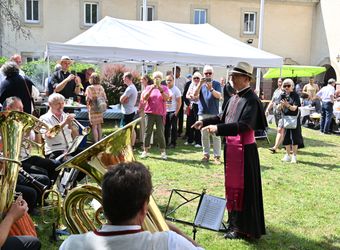 Nach dem Gottesdienst waren alle zu einer Begegnung im Klostergarten eingeladen. 