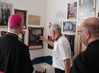 Nach dem Gottesdienst besuchte Bischof Dr. Franz Jung das Julius-Kardinal-Döpfner-Museum in Hausen.